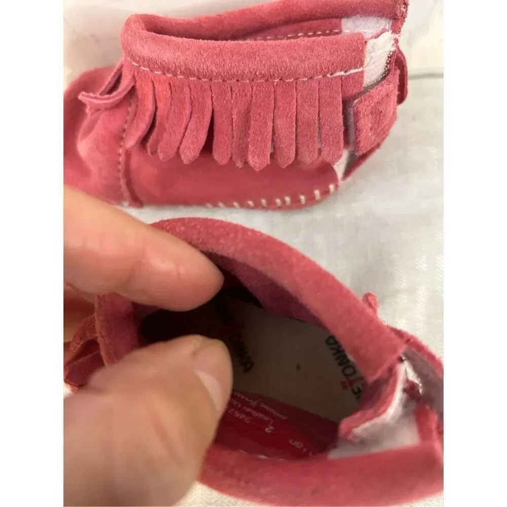 Minnetonka pink fringe moccasins‎ size 2 infant (discoloration on bottom)